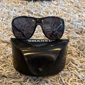CHANEL Women’s Sunglasses in Sleek Black